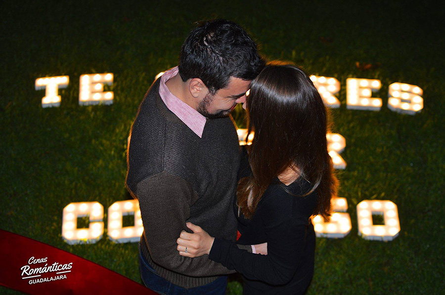 fotografias durante cena romantica en guadalajara